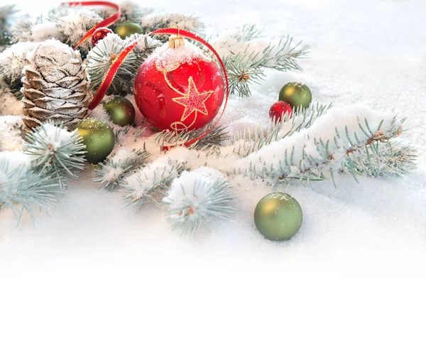 Röd julgranskula på dekorerade gran kvistar i snö, textutrymme — Stockfoto