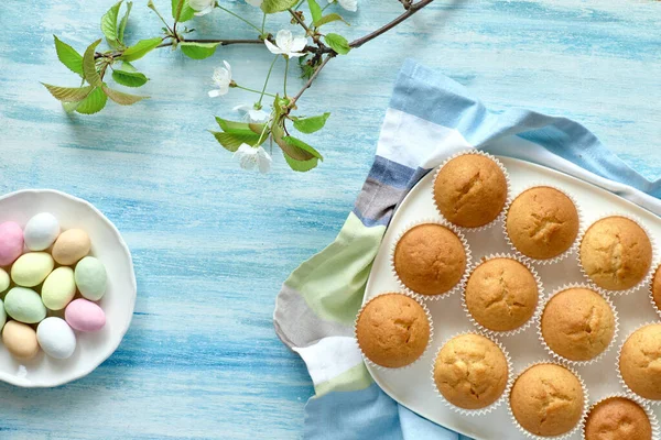 Printemps ou plat de Pâques avec assiette de muffins au citron et ma — Photo