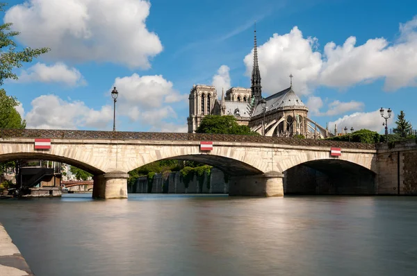 View to Notre Dame de Paris from across the river — Stock Photo, Image