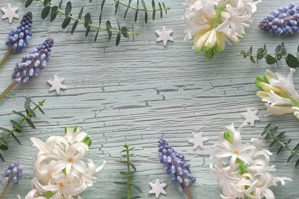 Bílá perla a modré hroznové hyacintové květy s eukaliptus plán — Stock fotografie