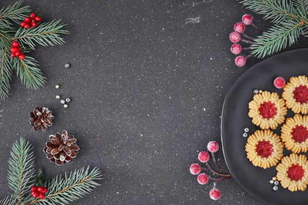 Flat lay with Xmas decorations in green and red and jam cookies — Stock Photo, Image