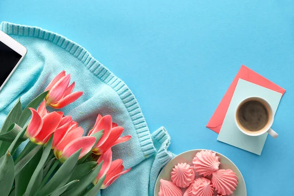 Roze tulpen op mintkleurige katoenen trui en wenskaarten — Stockfoto