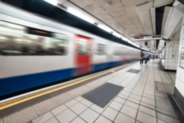 Estação de trem de metrô de Londres, fundo borrado — Fotografia de Stock