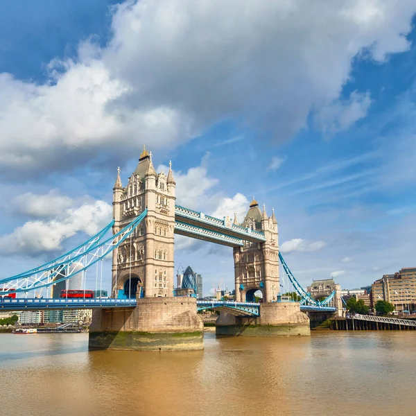 Panoramiczny obraz Tower Bridge w Londynie w słoneczny dzień — Zdjęcie stockowe
