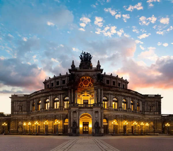 Dresden opera theatre på kvällen — Stockfoto