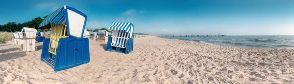 Fauteuils de plage en bois sur la côte de la mer Baltique — Photo