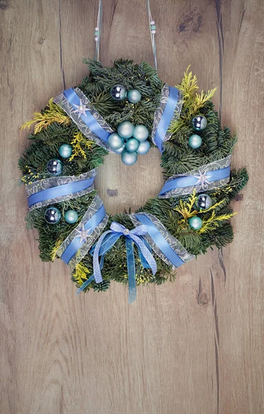 Decorated Christmas wreath on wood, text space — Stock Photo, Image