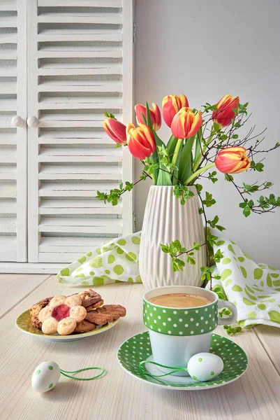 Diseño de la tarjeta de felicitación de primavera con manojo de tulipanes rojos, espres — Foto de Stock