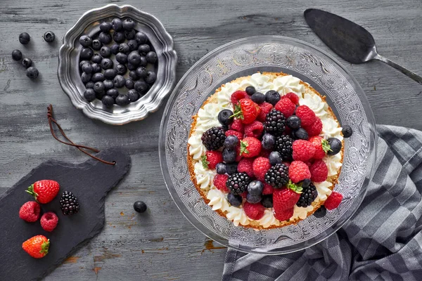 Fresh delicious homemade cake with whipped cream and berries on — Stock Photo, Image