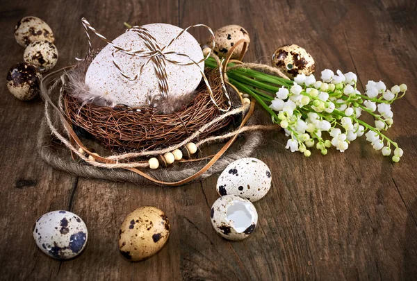 Gyöngyvirág és húsvéti dekoráció régi tölgyfából — Stock Fotó