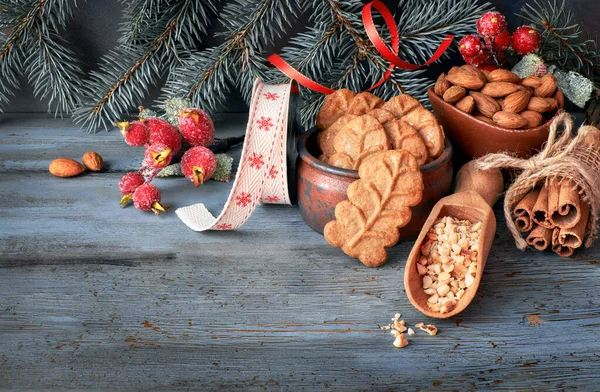 Amandelblad koekjes, ingrediënten en seizoensgebonden decoraties op rus — Stockfoto