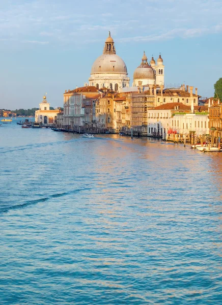 Gran Canal y Basílica Santa Maria della Salute en Venecia —  Fotos de Stock