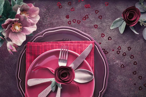 Puesta plana con placas de color burdeos y vajilla decorada con rosas — Foto de Stock