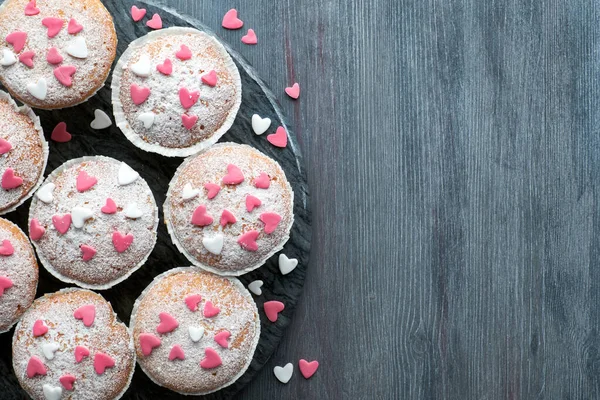 Sugar-sprinkled muffins with pink and white fondant icing hearts — Stock Photo, Image