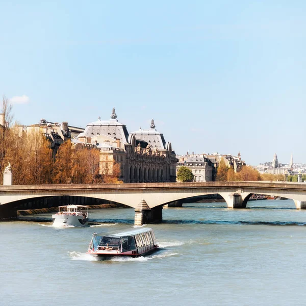 Sonbahar Paris 'te, nehir tekneleri Seine nehrinde — Stok fotoğraf