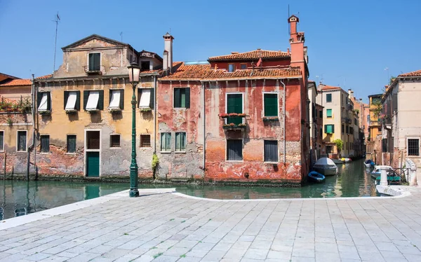 Old houses and waterways in central Venice in Italy — Stock Photo, Image