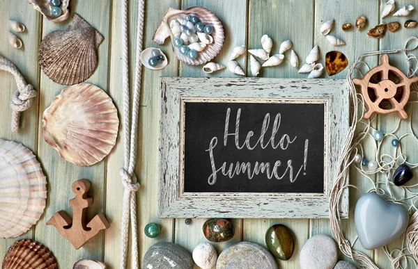 Pizarra con "Hello Summer!" texto de tiza, con conchas de mar, gop — Foto de Stock