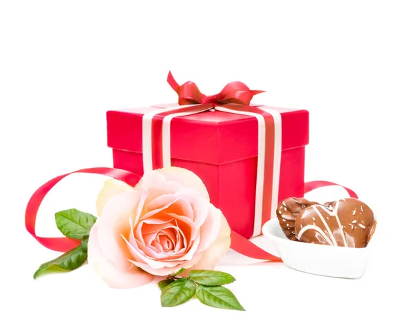 Confezione regalo, rosa e biscotti su sfondo bianco — Foto Stock