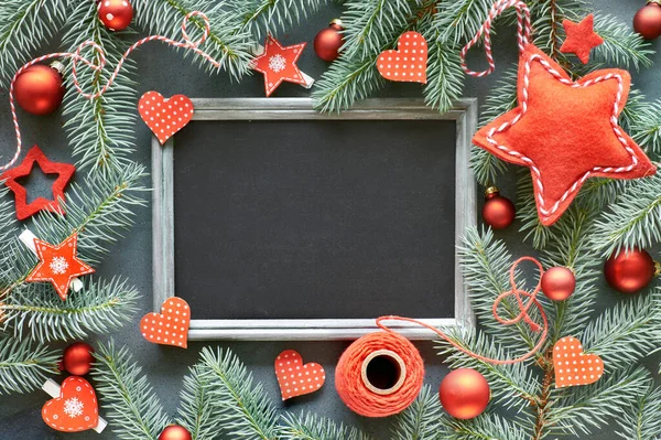 Sfondo natalizio con ramoscelli di abete, gingilli rossi, stelle e hea — Foto Stock
