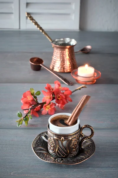 在传统的土耳其铜咖啡壶中烹制的东方咖啡 — 图库照片
