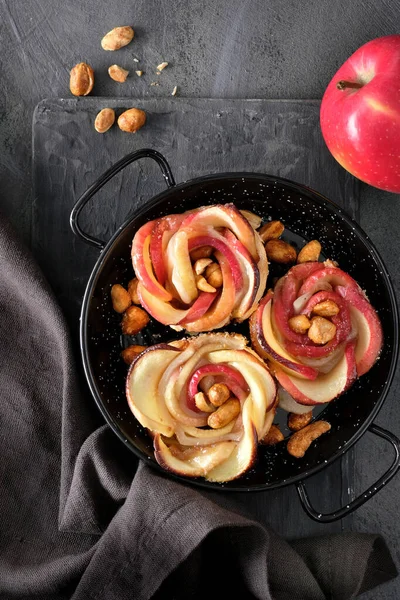 Tres pasteles de hojaldre con rodajas de manzana en forma de rosa horneadas en metal — Foto de Stock