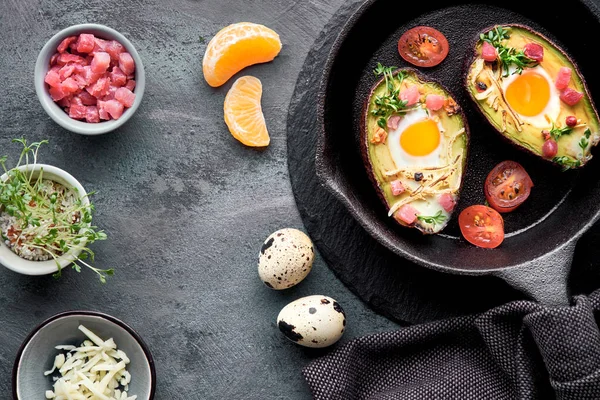 Keto dieetschotel: avocado boten met ham blokjes, kwarteleitjes, kaas — Stockfoto