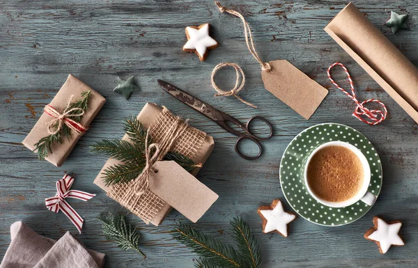クリスマス・ド・ダーク素朴な木製のテーブルの上に手作りの贈り物 — ストック写真