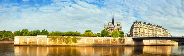 Párizs, kilátás a Szajna folyó Notre-Dame katedrális tavasszal — Stock Fotó