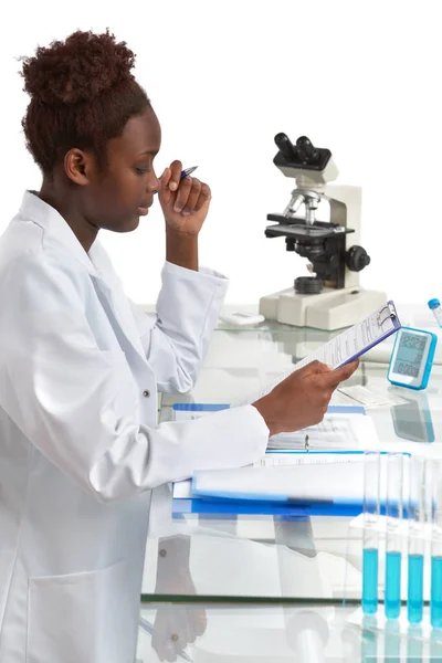 Biólogo africano, estudante de medicina ou médico trabalha no escritório — Fotografia de Stock
