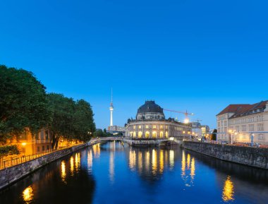 Berlin, Almanya 'daki Müze Adası' nın gece vakti aydınlanması