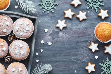 Şeker serpilir muffins ve Noel ile masanın üst görünümü