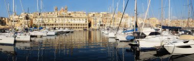 Grand Bay, Valetta, Malta 'daki Senglea marinasında yelkenli sürüyor.