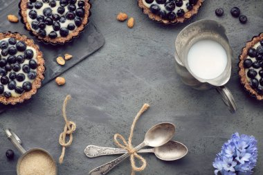 Vanilya kremalı kepekli yaban mersinli tartlar.