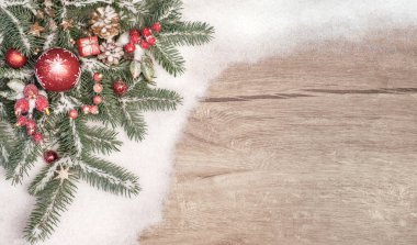 Karda süslenmiş Noel ağacı dallarıyla Noel arkaplanı