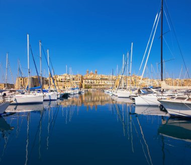 Grand Bay, Valetta, Malta 'daki Senglea marinasında yelkenli sürüyor.