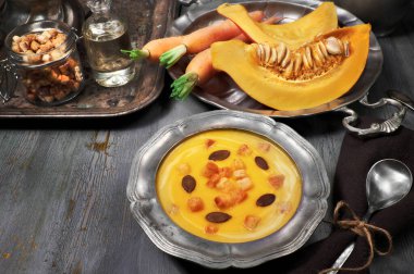 Lezzetli balkabağı ve havuç kremalı çorba, kızarmış ekmek ve pum.