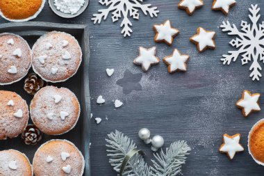 Şeker serpilir muffins, fondan icin ile masanın üst görünümü