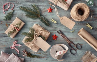 Mevsimlik arka plan, süslenmiş Noel ağacı dalları, koyu renk. 