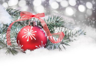 Kırmızı Noel mücevheri ve bir manşet 