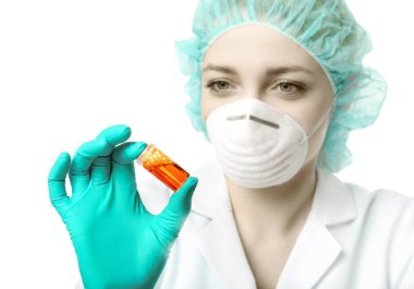 Kadın bilim adamı ya da teknoloji sıvı biyolojik örnek barındırıyor.