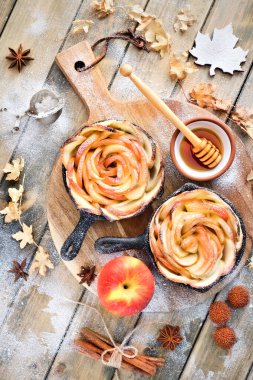 Demir pişmiş gül şeklinde elma dilimleri ile ev yapımı puf böreği