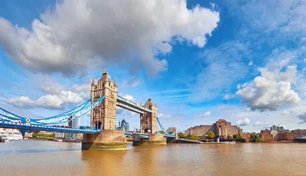 Tower Bridge in London on a bright sunny day, panoramic image — Stock Photo, Image