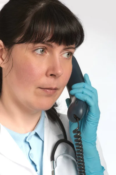 Female doctor talking on the phone — Stock Photo, Image