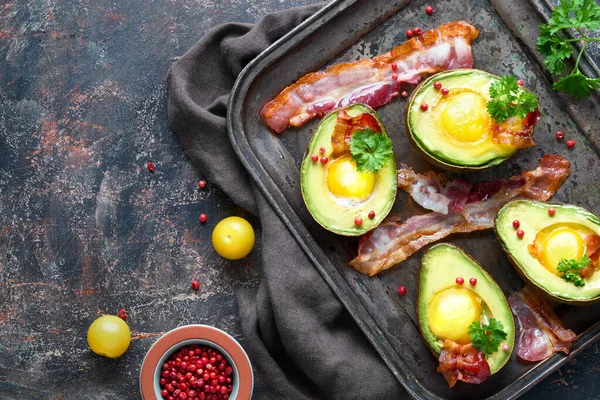 Gebakken avocado met ei en spek op een metalen bakplaat, plat la — Stockfoto