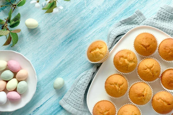 Printemps ou plat de Pâques avec assiette de muffins au citron et ma — Photo