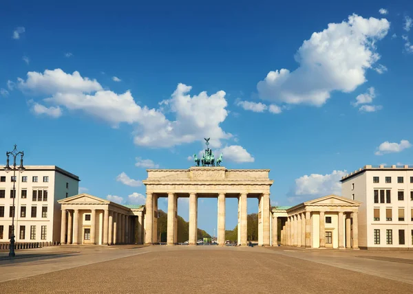 Puerta de Brandenburgo en Berlín, Alemania, en un día brillante con s azul — Foto de Stock