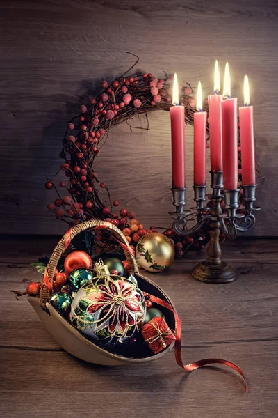 Disposizione natalizia con candele su tavolo di legno . — Foto Stock