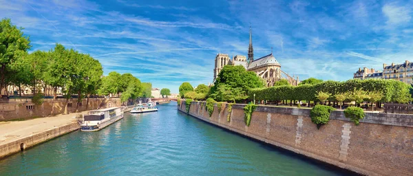 İlkbaharda Paris 'teki Notre Dame Katedrali — Stok fotoğraf