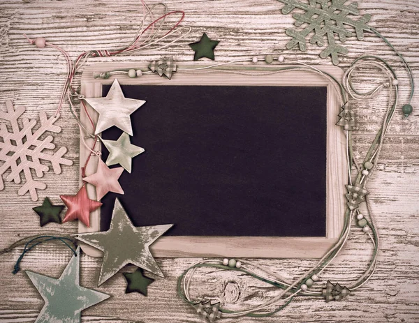 Zwart schoolbord met diverse winterversieringen — Stockfoto