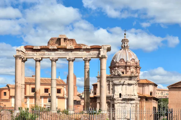 Ruins of the Roman Forum with the columns of Temple of Saturn — Stock Photo, Image